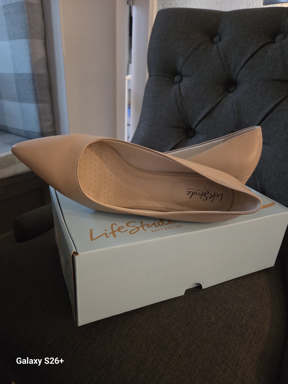 Life Stride Beige Pointed-Toe Kitten Heel Sz 10 - Picture 2 of 4